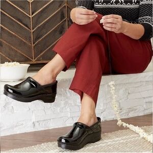 New Dansko XP 2.0 Patent Leather Clogs